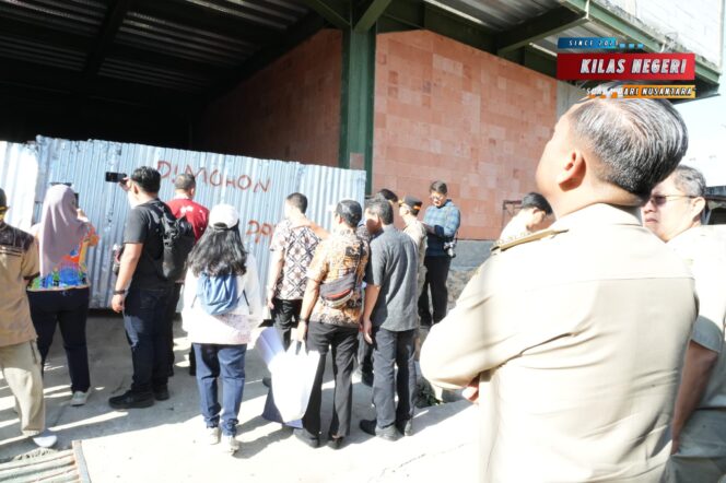 
Bangunan Berizin Rumah Kos Disulap Jadi Lapangan Padel, Pemkot Jaktim Lakukan Penyegelan