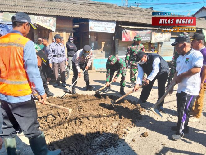 
Jalan Berlobang Jadi Mulus, Babinsa Koramil Ikut Laksanakan Program Asri