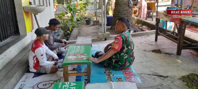 
Babinsa Koramil 14/Panongan Laksanakan Komsos Bersama Warga Mekarbakti, Jaga Kondusifitas Wilayah di Bulan Ramadhan