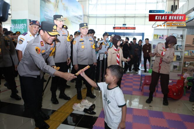 
Kapolda Metro Jaya Sapa Anak-anak di Terminal Pulogebang, Bagikan Cokelat di Ruang Ramah Anak