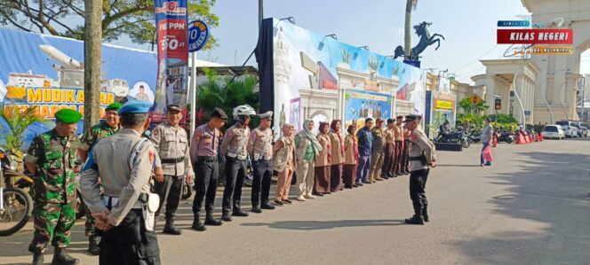 
Babinsa Koramil 14/Panongan Laksanakan Pengamanan Pos Pam Idul Fitri di Citra Raya