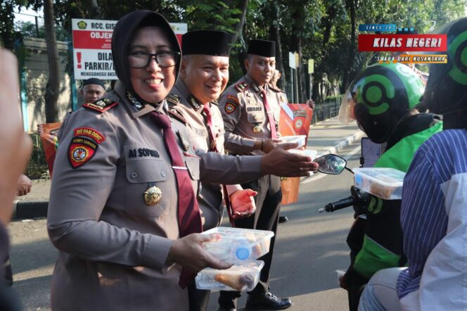 
Dalam Rangka Ramadhan, Ditpamobvit Polda Metro Jaya Gelar Pembagian Takjil di Kawasan Cawang Jakarta Timur