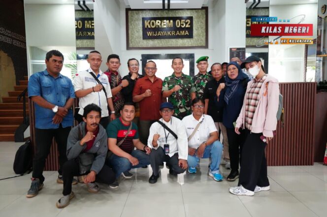 
Korem 052/Wkr Salurkan THR dan Bingkisan Lebaran kepada Insan Media