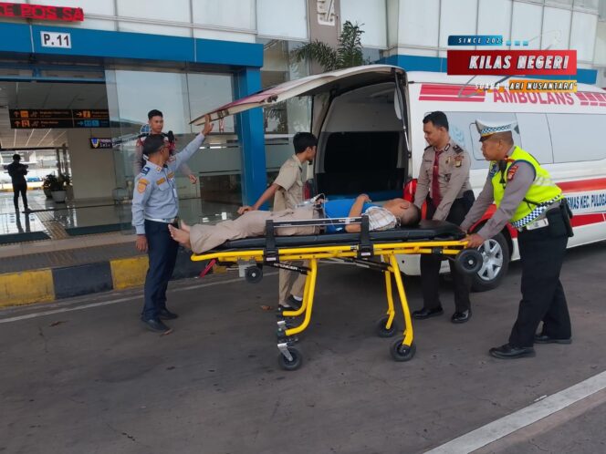 
Pos Pelayanan Ops Ketupat di Terminal Terpadu Pulogebang Sigap Bantu Penumpang TransJakarta yang Pingsan
