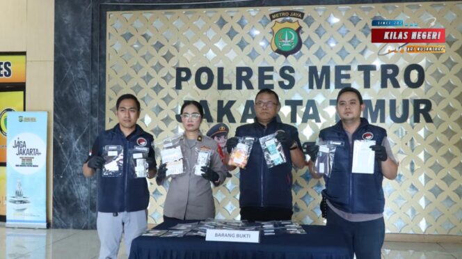 
Polres Metro Jakarta Timur Ungkap Peredaran Psikotropika Berkedok Toko Kosmetik