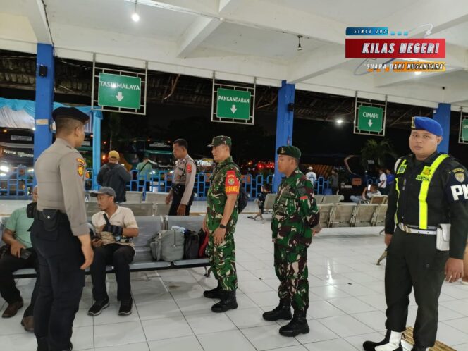 
Koramil 03/Ps.Rebo-Ciracas Gelar Patroli Malam di Ciracas Jaga Kondusivitas Malam Takbiran dan Arus Mudik.