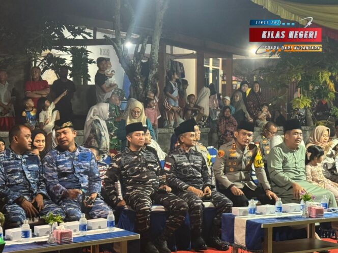 
Obor Kemenangan Menyambut Idul Fitri, Danlanal Bintan Lepas Pawai Takbir Keliling