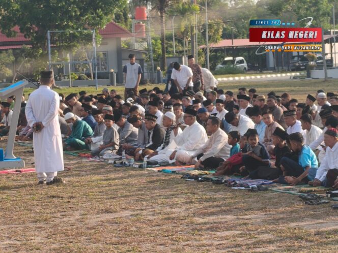 
Rayakan Kemenangan Dengan Khidmat, Danlanal Bintan dan Prajurit Sholat Idul Fitri Bersama Masyarakat