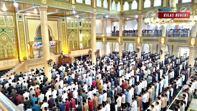 
Prajurit Lanal Simeulue Ikuti Sholat Idul Fitri 1 Syawal 1447 H/2026 M Bersama Masyarakat di Masjid Agung Tengku Khalilullah Kabupaten Simeulue