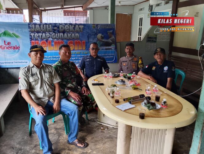 
Babinsa Lakukan Komsos, Imbau Siskamling