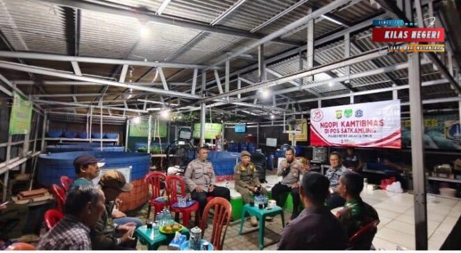 
Koramil 06/Cakung Hadirkan Rasa Aman di Tengah Masyarakat Saat Patroli/Siskamling.