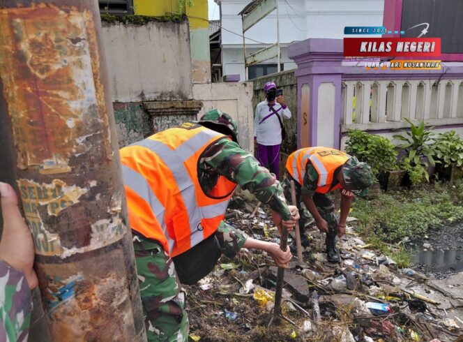 
Satgas Sampah Kodim 0510/Trs Bersihkan Kali Cikupa, Warga Turut Aktif