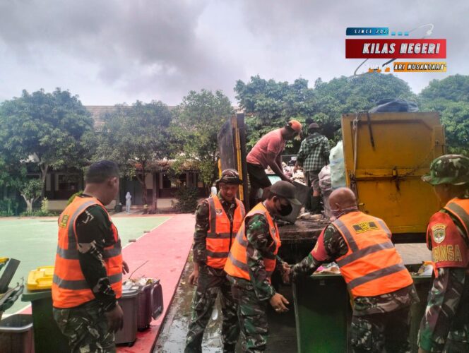 
Satgas Sampah Berjibaku Naikan Tumpukan Sampah Ke Unit Truk