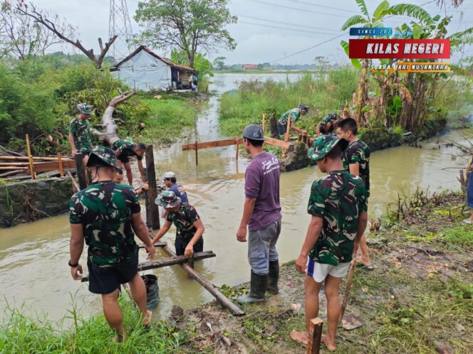 
Koramil 04 Babelan Barjibaku Bangun Jembatan untuk Masyarakat