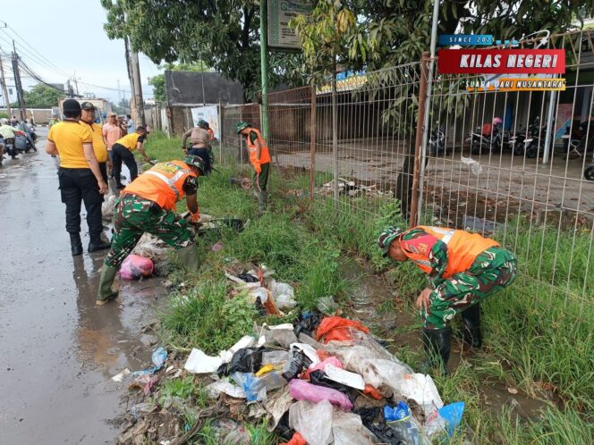 
Satgas Sampah Koramil 01/Teluknaga Bersama Polsek TelukNaga Dan Camat TelukNaga Bersihkan Sampah