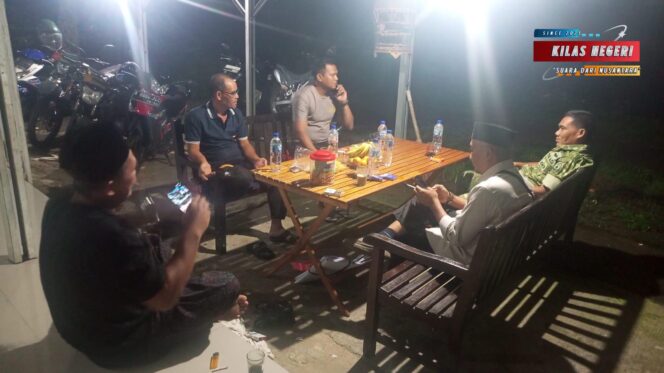 
Komsos Babinsa Sambil Siskamling, Perkuat Kemanunggalan TNI Dengan Rakyat.