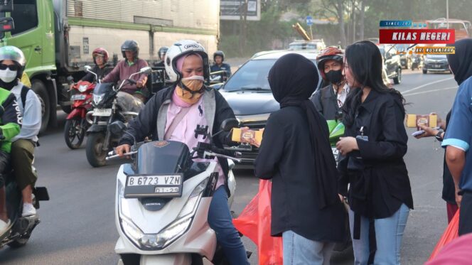 
BRI Kantor Cabang Tangerang City Berbagi Takjil di Bulan Ramadan