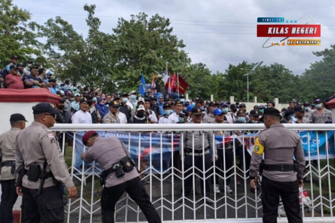 
Sidang Pidana Khusus di PN Rote Ndao, Ratusan Massa Padati Pengadilan