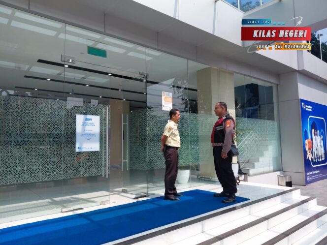 
Polisi Tingkatkan Patroli Humanis, Sambangi Security Bank untuk Cegah Kejahatan di Jatinegara
