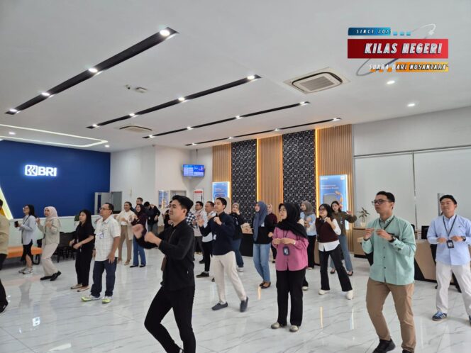 
Semangat Kebersamaan, BRI KC Jakarta Daan Mogot Gelar Kegiatan Senam Sehat