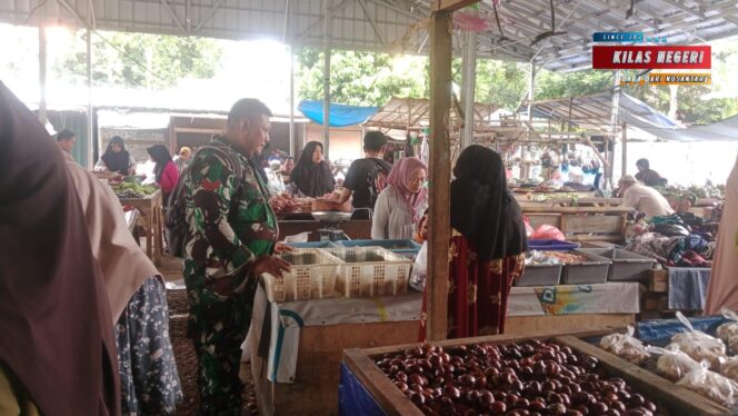 
Babinsa Koramil 14/Panongan Monitoring Harga Sembako Sekaligus Komsos dengan Pedagang dan Warga di Pasar Tradisional Ranca Iyuh