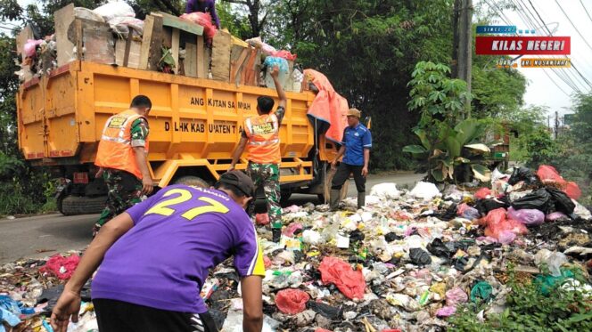 
Koramil 14/Panongan Bersama Warga Gelar Satgas Sampah Bersihkan Lingkungan