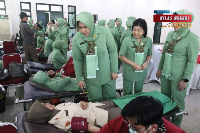 
Persit KCK Koorcab Rem 052/PD Jaya Gelar Donor Darah Serentak HUT ke-62 Dharma Pertiwi