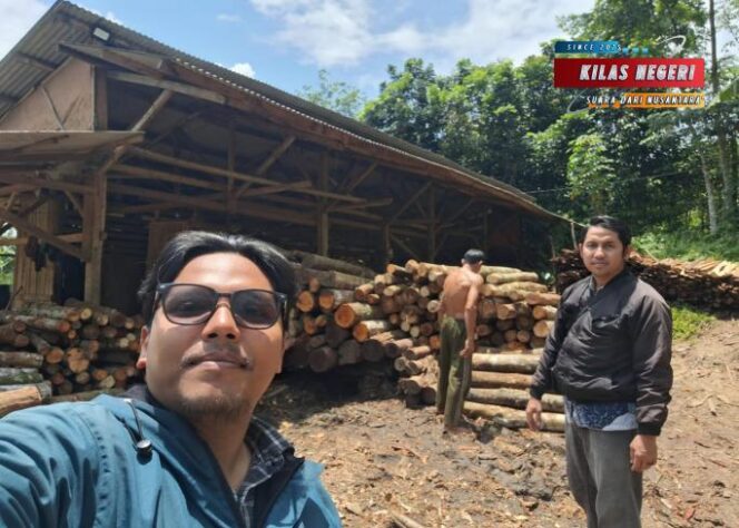 
Dukung Geliat Industri Perkayuan, BRI Rangkasbitung Salurkan KUR untuk UMKM Panglong di Banjarsari