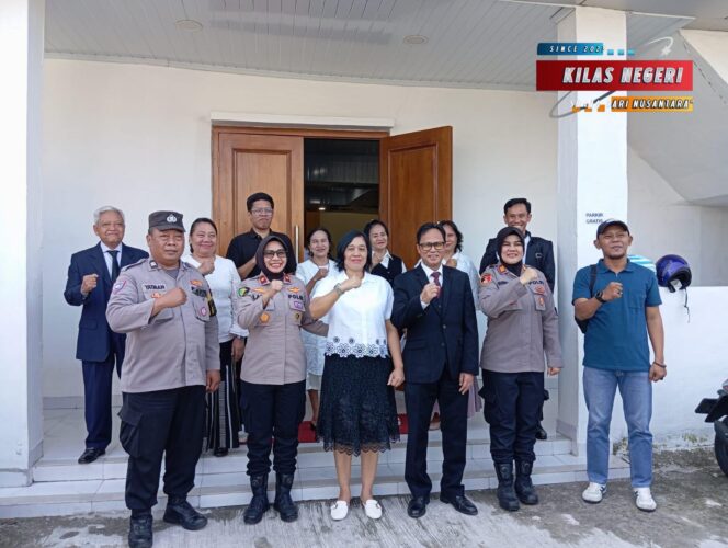 
Tim Asistensi Polres Metro Jakarta Timur Tinjau Pengamanan Gereja di Wilayah Ciracas