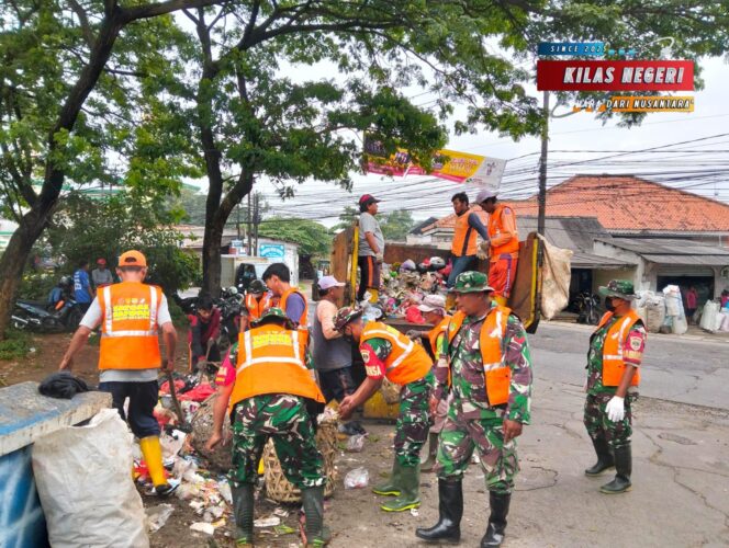 
Kolaborasi Babinsa dan Warga Masyarakat Gelar Grebek Sampah