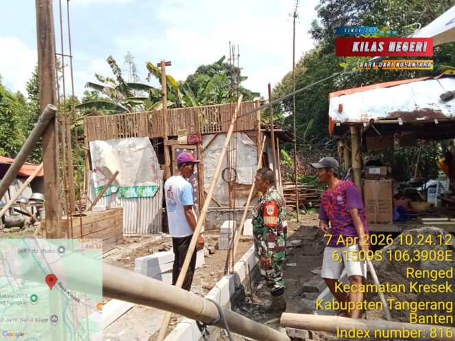 
Selalu Ada Bersama Rakyat, Babinsa Bantu Program Gentengisasi Rumah Warga