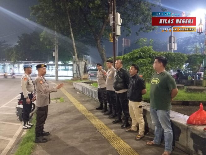 
Polsek Ciracas Gelar Apel Gabungan Ops Cipkon, Antisipasi Tawuran dan Kejahatan Jalanan