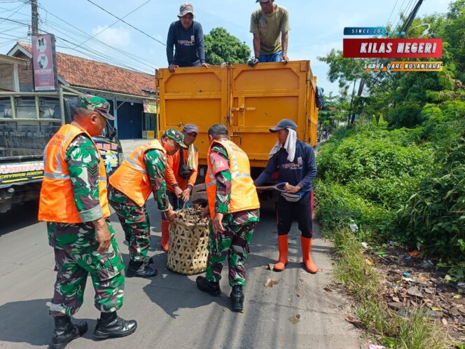 
Satgas Sampah Koramil 06/Trs Angkut Tumpukan Sampah di Pasir Nangka