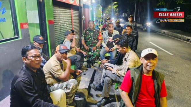 
Ciptakan Rasa Aman, Koramil Cakung Gelar Patroli/Siskamling Keliling Bersama Komduk