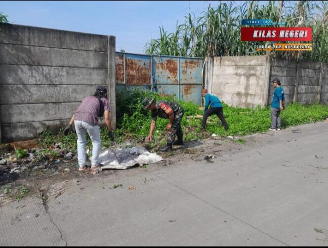 
Babinsa dan Warga Kompak Karbak Bersihkan Sampah