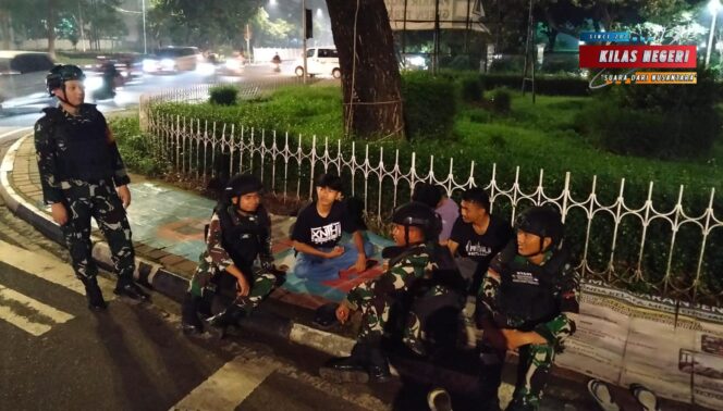 
Patroli Komduk Cipayung, Sinergi TNI dan Warga Jaga Wilayah Tetap Aman dan Kondusif