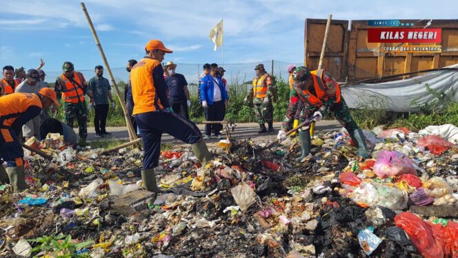 
Satgas Sampah Kodim 0510/Tigaraksa Bersihkan Desa Rajeg Mulya