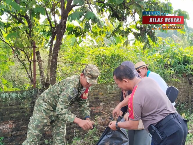 
Sertu Risprayitno Wakili Danramil Ikuti Gerakan Nasional Indonesia Asri