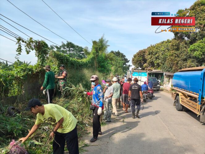 
Bersama Kades Kadu, Serka Usman Karbak Bersihkan Rumput