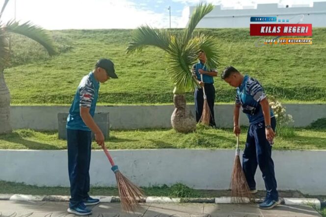 
Lanal Bengkulu Laksanakan Bakti Sosial Pembersihan Kawasan Benteng Marlborough