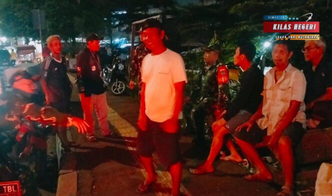 
Patroli Malam Minggu di Jatinegara, Aparat dan Warga Bersinergi Jaga Keamanan Wilayah