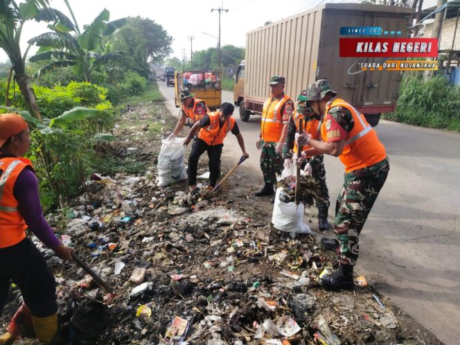 
Satgas Sampah Kodim 0510/Tigaraksa Bersihkan Jalan Raya Legok- Parung Panjang
