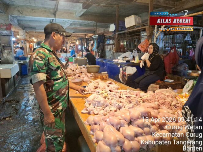 
Sertu Suhendra Monitoring langsung Harga Sembako Di Pasar Curug