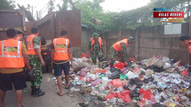 
Satgas Sampah Tuntaskan Tumpukan Sampah di Jalan Raya Mauk